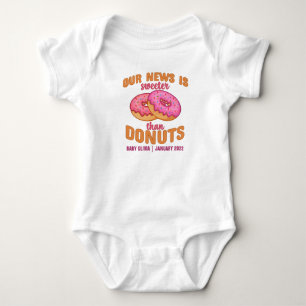 Personalisierte Donut-Baby-Ankündigung Baby Strampler
