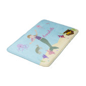 Personalisierte dunkle blonde Meerjungfrau-und Badematte (Schrägansicht)