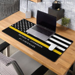 Personalisierte dünne Goldlinie vertreiben Schreibtischunterlage<br><div class="desc">Thin Gold Line Dispatcher Desk Mat - Amerikanische Flagge in Dispatcher Flag Farben, modernes Schwarz und Gold Design. Personalisieren Sie Ihre Daten mit dem Namen des Absenders. Diese personalisierte Schreibtischmatte ist ideal für Polizeidienststellen und Strafverfolgungsbeamte. COPYRIGHT © 2020 Judy Burrows, Black Dog Art - Alle Rechte vorbehalten. Dispatcher für Personalisierte...</div>