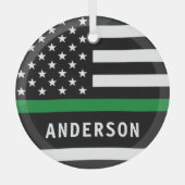 Personalisierte dünne grüne Linie Militärweihnacht Ornament Aus Glas (Vorderseite)