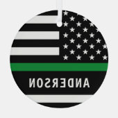 Personalisierte dünne grüne Linie Militärweihnacht Ornament Aus Glas (Rückseite)