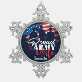 Personalisierte Ehefrau der Proud Army USA Flag Mi Schneeflocken Zinn-Ornament (Vorderseite)