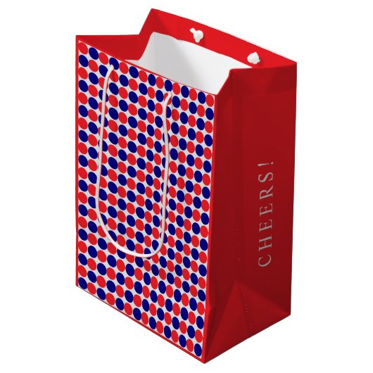 Personalisierte Elegant Cheers Blue & Red Polka Do Mittlere Geschenktüte (Vorderseite Schrägansicht)
