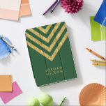 Personalisierte elegante grüne Imitate Gold Zickza iPad Pro Hülle<br><div class="desc">Elegantes grünes iPad Pro Cover mit goldenem Zickzack Imitat, das Sie mit Ihrem Namen personalisieren können. Gut wie Geschenke für Familie und Freunde oder für sich selbst. Personalisieren Sie es, indem Sie den Platzhalter-Text ersetzen. Für weitere Optionen, wie zum Beispiel den Schriftart und seine Größe ändern, klicken Sie auf die...</div>