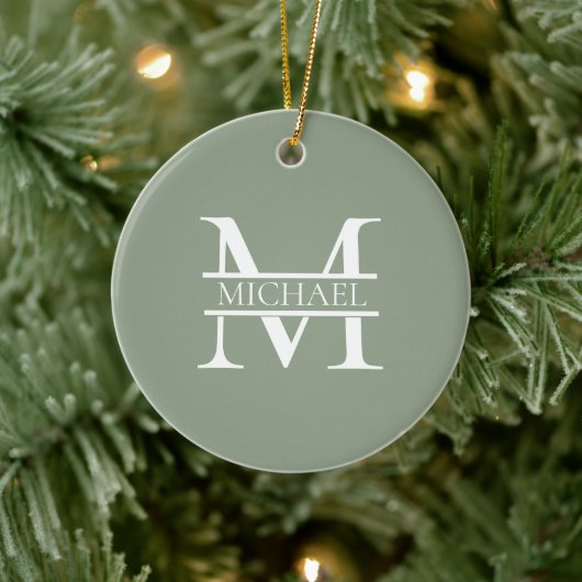 Personalisierte elegante Sage Green Monogram & Nam Keramik Ornament (Baum)