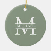 Personalisierte elegante Sage Green Monogram & Nam Keramik Ornament (Vorne)