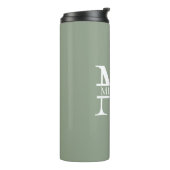 Personalisierte elegante Sage Green Monogram & Nam Thermosbecher (Nach links gedreht)