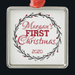 PERSONALISIERTE ERSTE CHRISTMAS-ORNATION ORNAMENT AUS METALL<br><div class="desc">Dieses PERSONALISIERTE ERSTE CHRISTMAS ORNAMENT ist ein großartiges Weihnachtsgeschenk. Es hat eine schöne Schrift in einem Kranz. Sie können den Namen, das Datum, den Schriftart, die Farbe des Schriftartes usw. leicht ändern. Oder personalisieren Sie es auf jede Art und Weise, die Sie möchten. (Beispiel: "Herr & Mrs., "Weihnachten 2020" etc....</div>