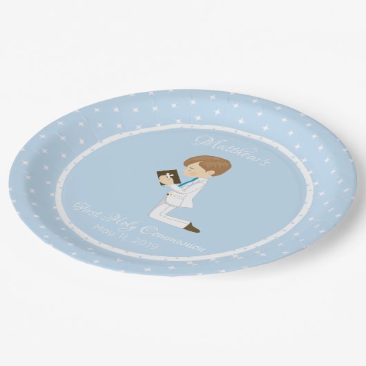 Personalisierte erste Kommunions-brünetter Junge Pappteller (Schrägansicht)