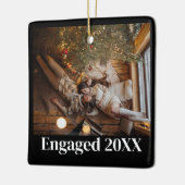 Personalisierte Erste Weihnachtszeit Verlobte Coup Keramikornament (Links)