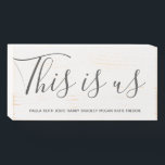 Personalisierte Familie, das sind wir Holzkisten Schild<br><div class="desc">Dieses Familienname-Feld signiert mit dem Zitat 'This IS US' mit allen Familiennamen. Geschrieben in einem eleganten Skript-Schriftart für das Zitat,  mit fett gedruckten Text für die Familiennamen. Die Textstile,  -größen und -farben können durch Anklicken des Schriftartes nach der Personalisierung angepasst werden.</div>