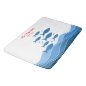 Personalisierte Familie Moderner Blauer Küstenfisc Badematte (Schrägansicht)