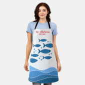 Personalisierte Familie Moderner Blauer Küstenfisc Schürze (Getragen)