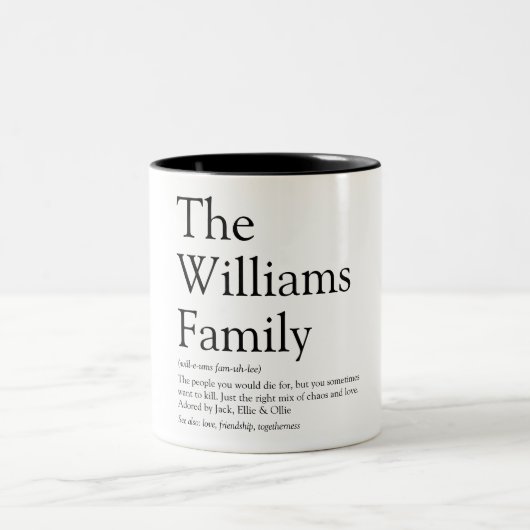 Personalisierte Familiendefinition Zweifarbige Tasse (Mittel)