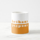 Personalisierte Farbblockspiegelung - Orange Kaffeetasse<br><div class="desc">Diese einzigartige Tasse zeichnet sich durch einen individuell anpassbaren Namen in der groben Typografie aus. Die Tasse ist in weiße und mango-orangefarbene Farbblöcke unterteilt, wobei der orangefarbene Name auf weißem Hintergrund auf der oberen Hälfte steht und der orangefarbene Hintergrund auf der unteren Hälfte auf weißem Hintergrund auf einem orangefarbenen Hintergrund...</div>