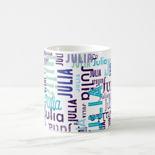 Personalisierte Farbtöne blauer Typografie Kaffeetasse (Mittel)