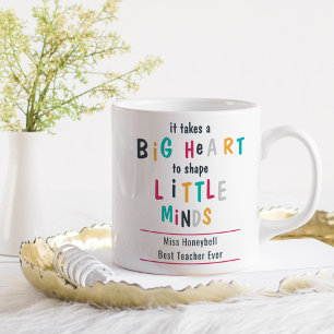 Personalisierte Farbtypografie mit großem Herzen Kaffeetasse