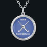 Personalisierte Feld-Hockey-Team-Namen-Jersey-Zahl Versilberte Kette<br><div class="desc">Dieses nummerieren personalisierte Feldhockey-Ausrüstungsbeschreibungen 2 Kathodenstrahlhockeystöcke, ein Ball und der Ihr Name des Spielers oder des Trainers, Teamname und Jersey. Personifizieren Sie die Hintergrundfarbe, um Ihre Teamfarben zusammenzubringen - klicken Sie einfach an "besonders anfertigen" und dann der kleine Augentropfenzähler. Dieses macht ein perfektes für ein Ende des Jahreszeitgedächtnisandenkens für das...</div>