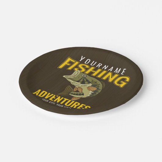 Personalisierte Fischabenteuer Bassfisch Angeln Pappteller (Schrägansicht)