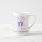 Personalisierte florale Bezeichnung und Monogramm Porzellantasse (Rechts)