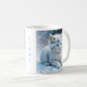 Personalisierte Fluffy White Kitten im Schnee Kaffeetasse (VorderseiteRechts)