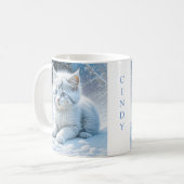 Personalisierte Fluffy White Kitten im Schnee Kaffeetasse (Vorderseite Links)