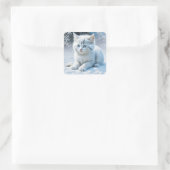 Personalisierte Fluffy White Kitten im Schnee Quadratischer Aufkleber (Tasche)