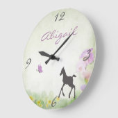 Personalisierte Fohlen- und Schmetterlingswand Große Wanduhr (Winkel)
