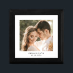 Personalisierte Foto-Keepsake-Box Erinnerungskiste<br><div class="desc">Ein personalisiertes Foto aus Hochzeitsholz lackiert Sake-Box. Ersetzen Sie dieses Foto durch Ihr eigenes Lieblings-Hochzeitsfest-Foto.</div>