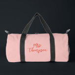 Personalisierte Frau Bride Name Pink Orange Script Duffle Bag<br><div class="desc">Reisen Sie stilvoll mit dieser personalisierten, rosafarbenen Tasche, die den Namen der Braut in fett orangefarbener Schrift enthält. Diese trendige und praktische Tasche eignet sich ideal für Junggeselinnen-Abschiede, Brautpartys oder Flitterwochen. Die lebendige Farbkombination und das individuelle Design machen es zu einem einzigartigen und nachdenklichen Geschenk für jede zukünftige Frau, auf...</div>