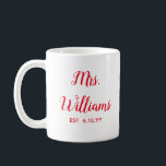 Personalisierte Frau Est Ihr Date Bride Geschenk C Kaffeetasse<br><div class="desc">personalisierten Mrs beschreiben Ihr Datum,  Verlobung Geschenk für Brauthochzeit,  Geschenk für Brautehohe,  Mono Familienname neu vermählt modern,  Junggeselinnen-Abschied Mrs frisch verlobt,  Brautparty vor kurzem verheiratete Tasse,  niedliche Weihnachts-Rot-Weiß-Typografie,  BrautTasse Geburtstagsgeschenk,  personalisieren Sie ihren Kalligrafietbecher,  gerade verheiratet trendige einfache Schrift</div>
