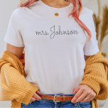 Personalisierte Frau T - Shirt Geschenk für eine B<br><div class="desc">Personalisierte Frau T - Shirt,  Mrs. Custom Nachname Shirt,  Bride to be Gift,  Custom Bridal Gift,  Future Mrs.,  Gift for Bride,  Bride Shirt</div>
