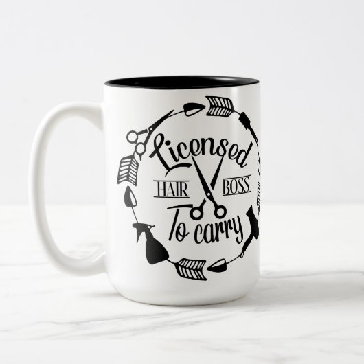 Personalisierte Friseurin, die zum Schnitt zugelas Zweifarbige Tasse (Links)
