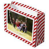 Personalisierte Frohe Weihnachts-Streifen Foto Große Geschenktüte (Rückseite Schrägansicht)