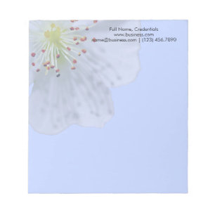 Personalisierte Frühjahr-Weiße Blume auf Light Blu Notizblock