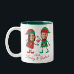 Personalisierte Funny Face Foto Christmas Elf Fami Zweifarbige Tasse<br><div class="desc">Erleben Sie mit unserer Tasse für die Weihnachtsfeier die Feststimmung! Personalisieren Sie das Ornament mit bezaubernden Elfentwürfen und fügen Sie die Gesichter Ihres Paares oder Ihrer Familie hinzu,  um es einzigartig zu machen. Feiern Sie Weihnachten im Stil mit diesem lustigen,  personalisierten Familiengebet!</div>