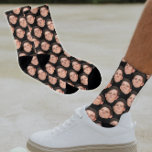 Personalisierte Funny Face Foto Socken in Jet Blac<br><div class="desc">**Personalisierte Funny Face Foto Socken in Jet Black** Machen Sie lustige, individuelle Socken, die in jedem Gesicht bedeckt sind, mit dieser leicht zu bedienenden Vorlage. Laden Sie einfach einen Ausschnitt des Gesichts oder des Objekts, das Sie verwenden möchten, mit einem transparenten Hintergrund und voila! Achten Sie darauf, das so dicht...</div>