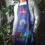 Personalisierte Funny Gamers All-Over-Print-Schürz Schürze<br><div class="desc">Die perfekte Gamers Schürze mit einem blauen Pixel Hintergrund,  zwei Konsolen-Controllern und dem lustigen Sprichwort "Cook,  Eat,  GAME,  Repeat". Personalisieren Sie diese,  indem Sie ein Monogramm ihres Namens und ihres Originals hinzufügen. Großes Geschenk für Ehemänner,  Freunde,  Väter und Brüder.</div>