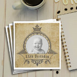Personalisierte Geburtstagsfoto-Vorlage Vintag Ret Serviette<br><div class="desc">Feiern Sie den besonderen Tag eines geliebten Menschen mit diesen personalisierten Vintagen Retro-Geburtstagsnapkins. Dieses Set von 50 Papierservietten verfügt über eine vorgefertigte Vintage Fotovorlage (fügen Sie Ihr Foto) zusammen mit ihrem Alter, sodass es eine einzigartige und unterhaltsame Ergänzung zu den Festlichkeiten. Das wunderschöne Vintage Design fügt jeder Geburtstagsfeier eine traditionelle...</div>