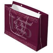 Personalisierte Geburtstagsgeschenktasche 105. Große Geschenktüte (Vorderseite Schrägansicht)
