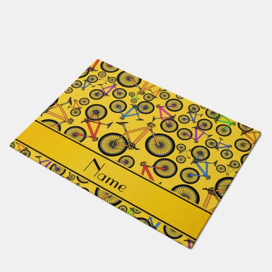 Personalisierte gelbe Gebirgsnamensfahrräder Fußmatte (Schrägansicht)