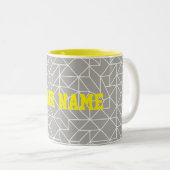 Personalisierte geometrische Tasse Grau und Gelb (VorderseiteRechts)