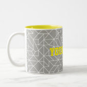 Personalisierte geometrische Tasse Grau und Gelb (Links)