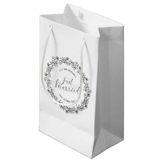 Personalisierte gerade verheiratete Blumen| Kleine Geschenktüte (Vorderseite Schrägansicht)