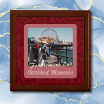 Personalisierte Geschenke für ältere Elternpaare - Erinnerungskiste<br><div class="desc">Unsere Personalisierten Geschenke für ältere Elternpaare Rote Geschenkboxen, die das Wesen der dauerhaften Liebe auf elegante Art und Weise erfassen, ist ein gedankenvolles Meisterwerk. Vor dem Hintergrund eines reichen Vintagen Blumenthemes in markantem Rot wird diese Kiste zu einem Gefäß mit wertvollen Erinnerungen. Mit der Möglichkeit, ein persönliches Foto und Text...</div>