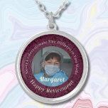Personalisierte Geschenke für Krankenpflege Versilberte Kette<br><div class="desc">Unsere Personalisierte Happy Nurse Retirement Geschenke Silver Plated Necklace ist eine schöne und sentimentale Geschenkoption für Rentner. Damit sollen ihre Jahre harter Arbeit und Hingabe geehrt werden. Es verfügt über ein Foto und Sie können den Text anpassen. Die Halskette dient als Erinnerung ihrer Auswirkungen auf das Leben ihrer Patienten. Das...</div>