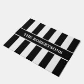 Personalisierte gestreifte Schwarzweiss-Fußmatte Fußmatte (Schrägansicht)