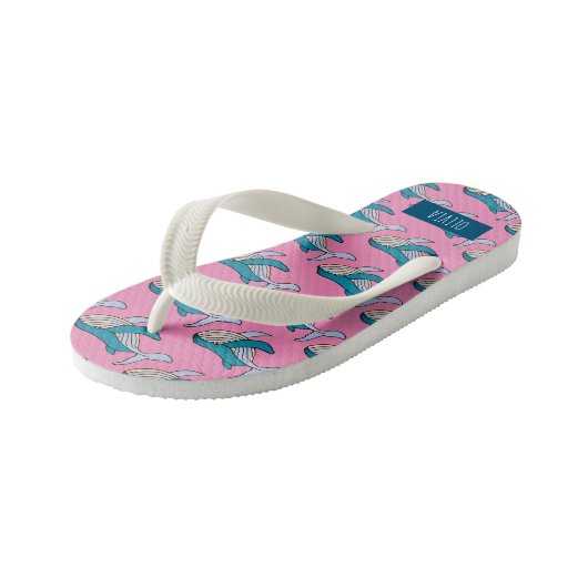 Personalisierte Girls Pink Blue Whale Ocean Patter Kinderbadesandalen (Schrägansicht)