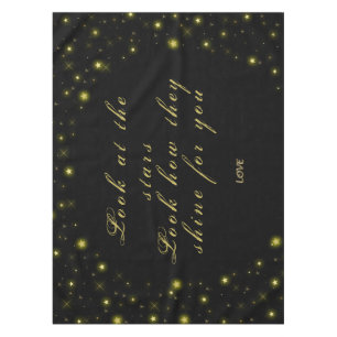 Personalisierte Gold- und Glitzersterne auf Schwar Tischdecke