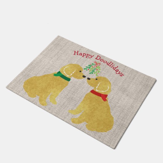 Personalisierte Goldendoodles Küssen unter Mistlet Fußmatte (Schrägansicht)